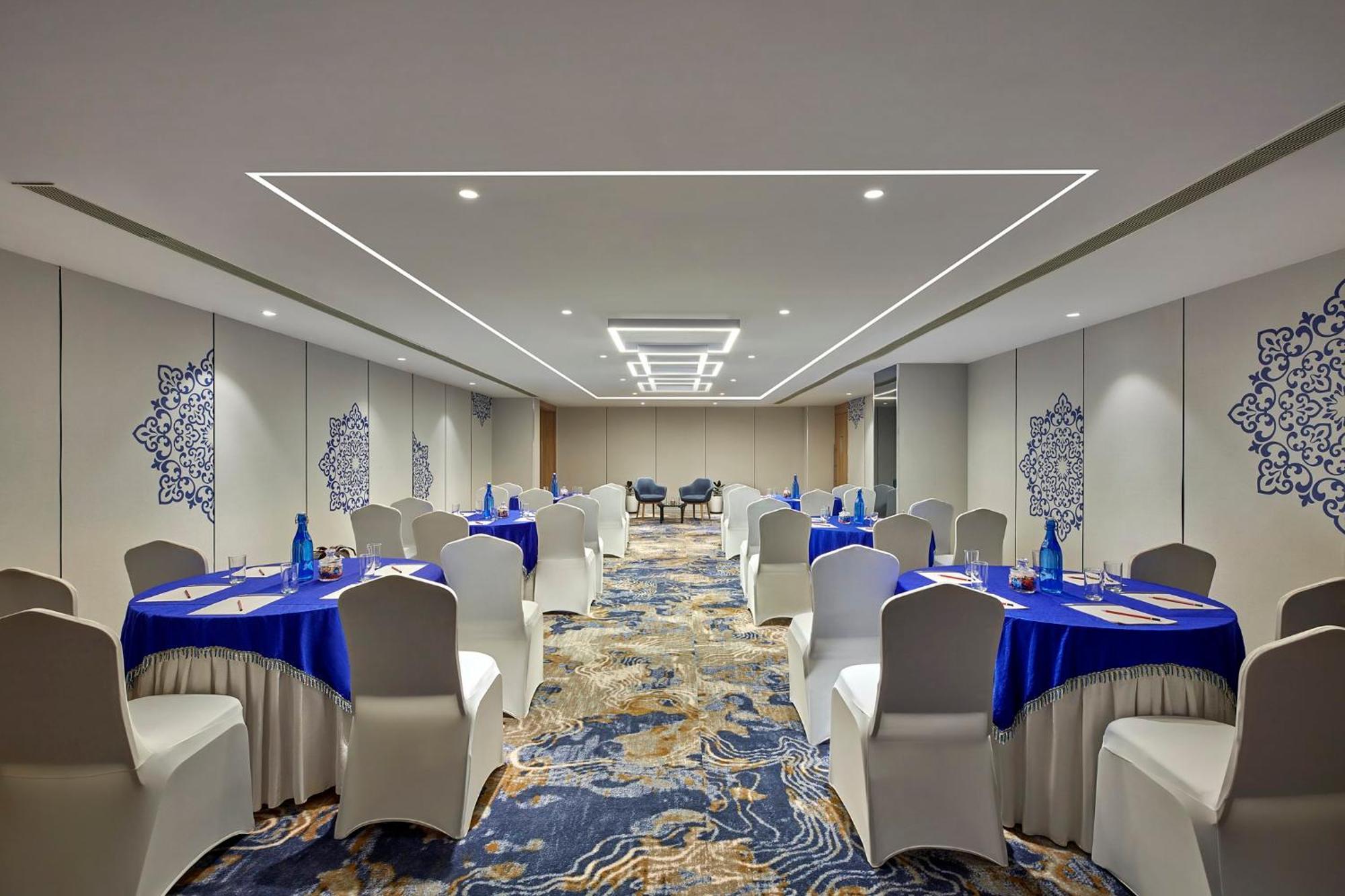 Holiday Inn Express Bengaluru Bommasandra By Ihg Kammasandra Экстерьер фото